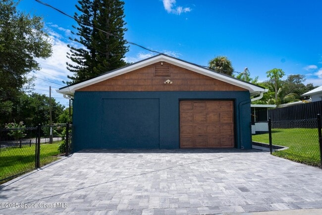 Building Photo - 1712 Pineapple Ave