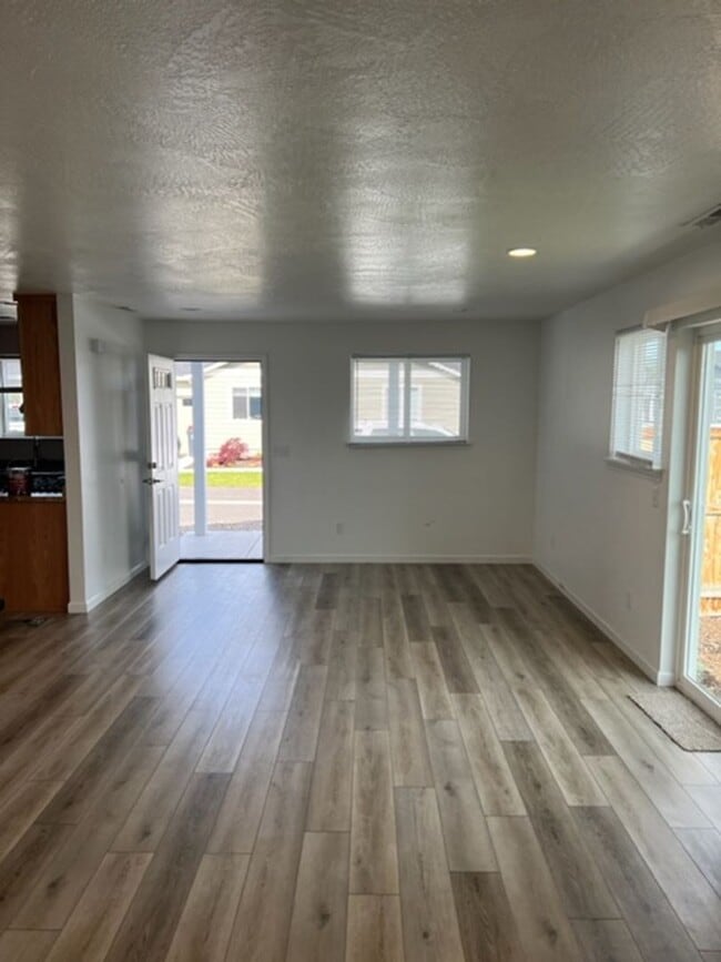 Building Photo - 3 BEDROOM SINGLE LEVEL HOME