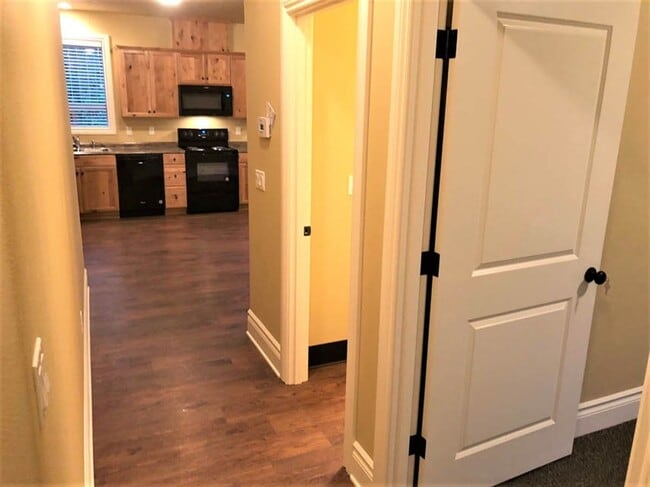 Building Photo - 4 Bed 4 bath Close to OSU