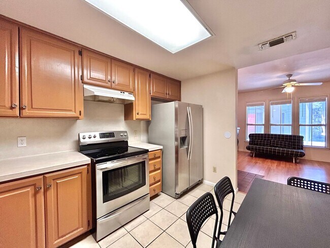 Building Photo - Charming 1/BR 1/BA + Den in a Private, Pea...
