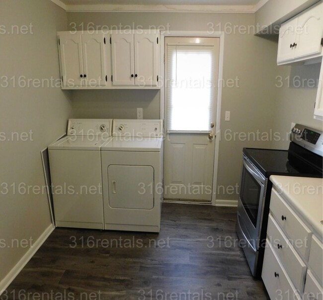 Building Photo - Two bed one bath duplex for rent NOW!