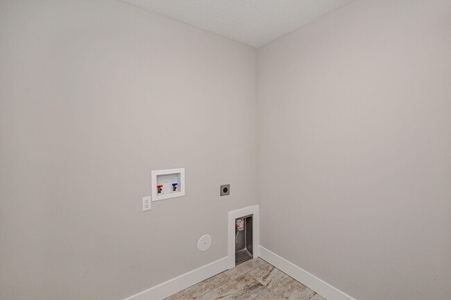 Building Photo - 4919 Kenora Dr