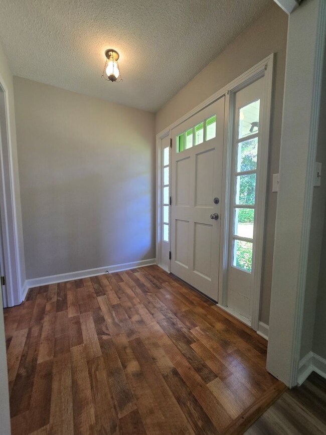 Building Photo - 3 Bd/2 Bath Ranch Home - Newly Renovated in the Heart of Broadway- Minutes from Downtown Sanford