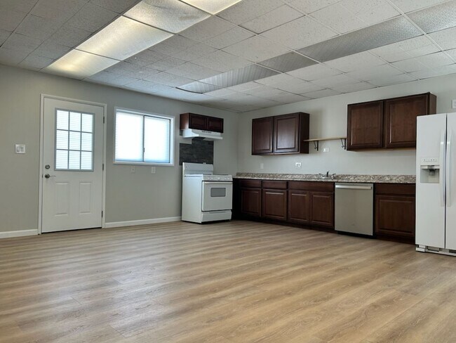 Building Photo - Please Contact VAUGHN REALTY to set up an appointment 760-446-6561