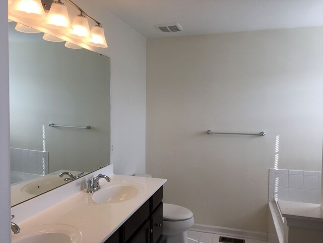 Building Photo - Large, Luxury, Garage Townhome in Hockessi...
