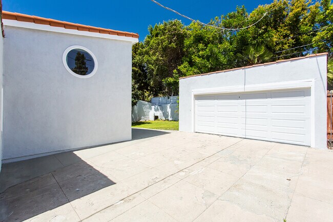 Building Photo - Beautiful spacious house