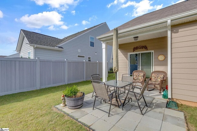 Building Photo - 3 Bedrooms 2 Bathrooms