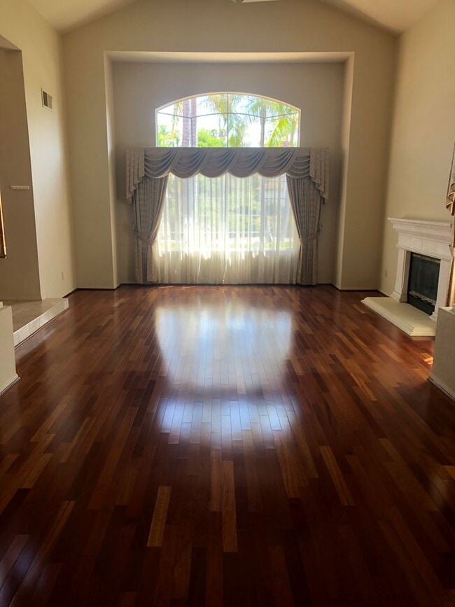 Building Photo - Unbelievable Eastlake Home