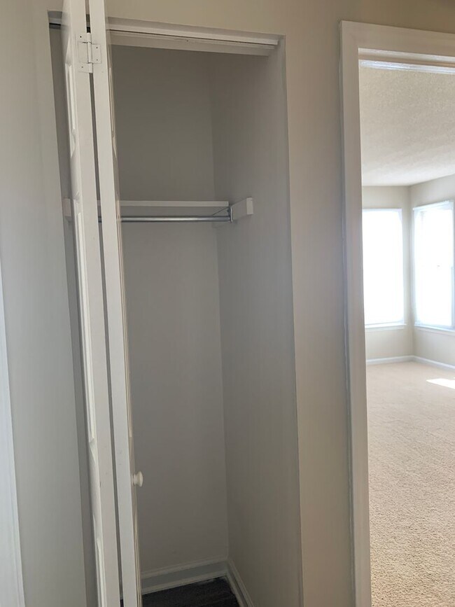 Building Photo - Cozy Living on a quiet cul de sac.