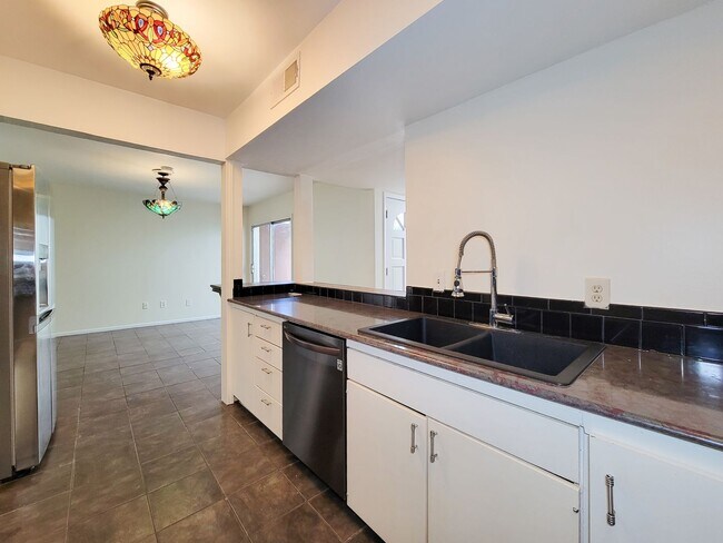 Building Photo - Stylish Townhouse in Prime Location – Walk...