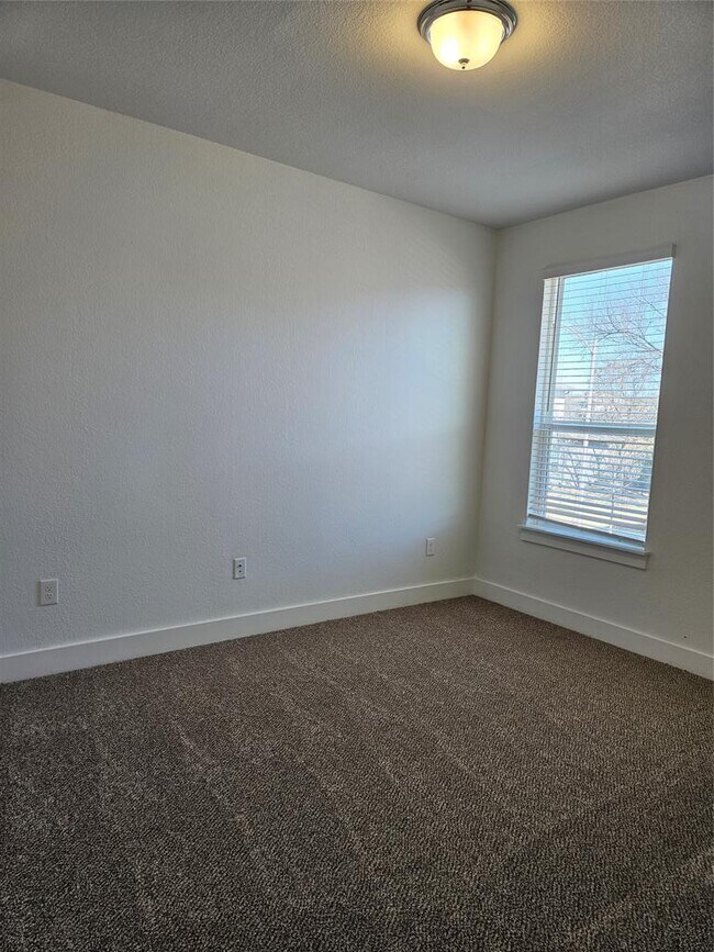 Building Photo - 1518 Roseburg Dr