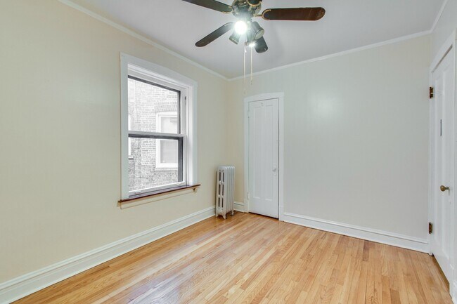 Building Photo - 1434 W Thorndale Ave