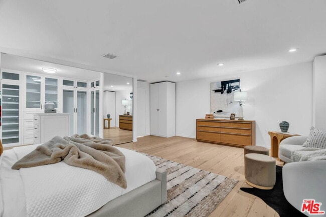 Building Photo - 802 N Crescent Dr