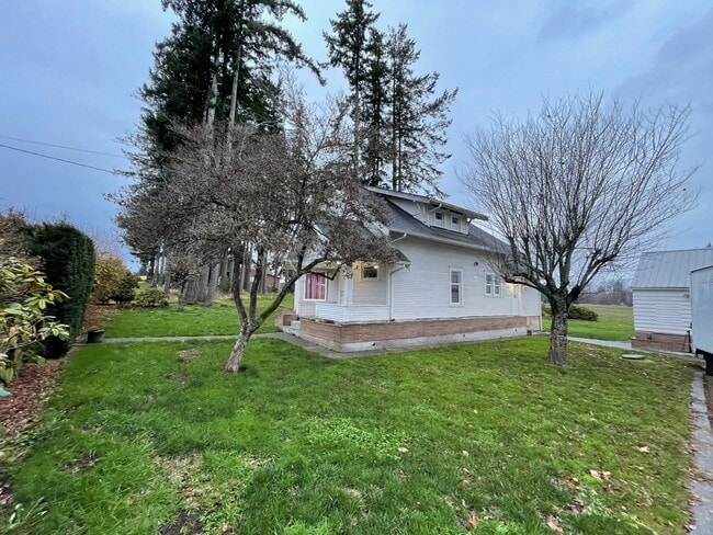 Building Photo - Farmhouse Style home