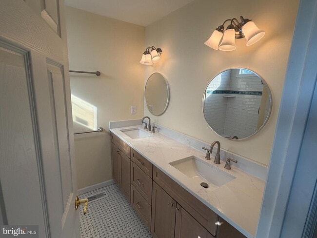 Building Photo - 15 W Floral Ave