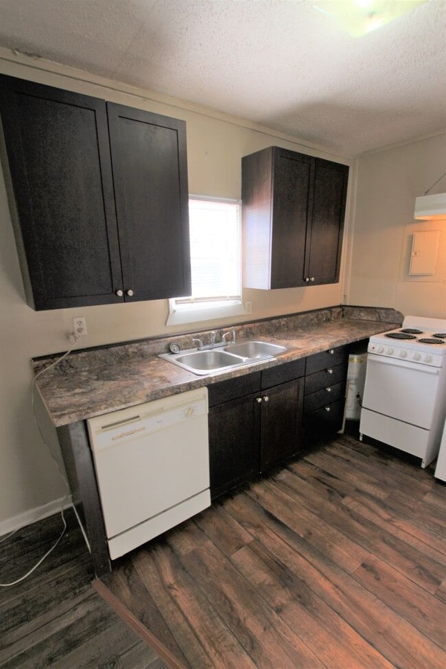 Building Photo - Available Now! 2 Bedroom, 1 Bath (Plus Bon...