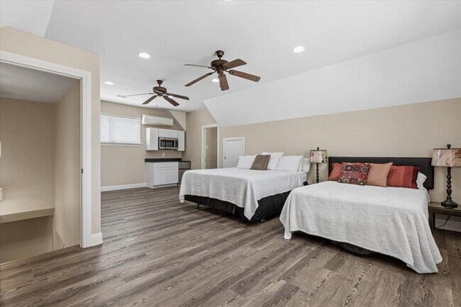 Building Photo - 25207 Lakeview Dr