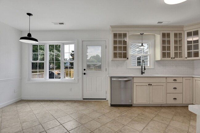Building Photo - Gorgeous 4 bedroom, 3 1/2 bathroom home wi...