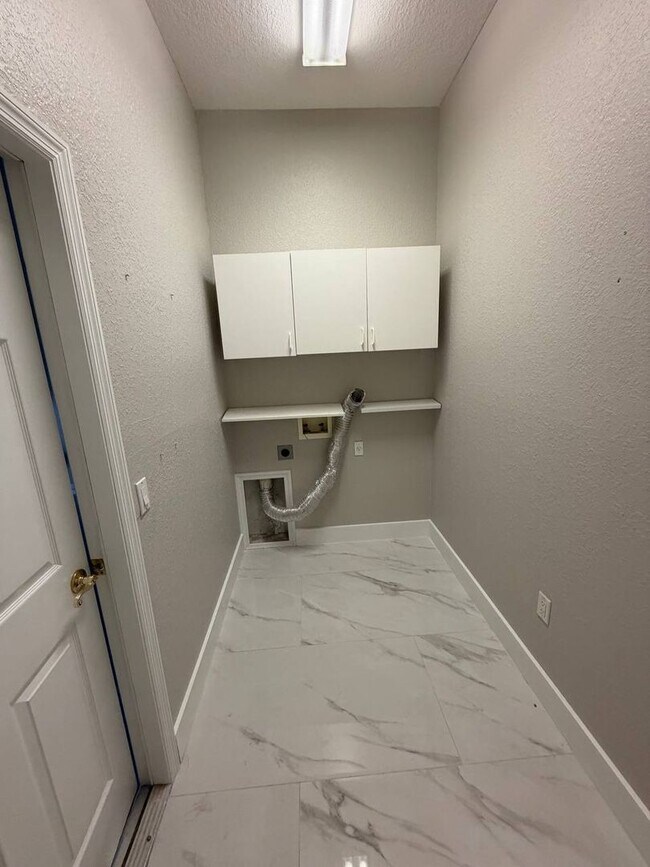 Building Photo - Welcome to your private Florida retreat in Lakeland!