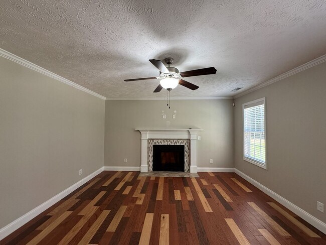 Building Photo - Beautiful 4 Bed 2.5 Bath Home in Raeford