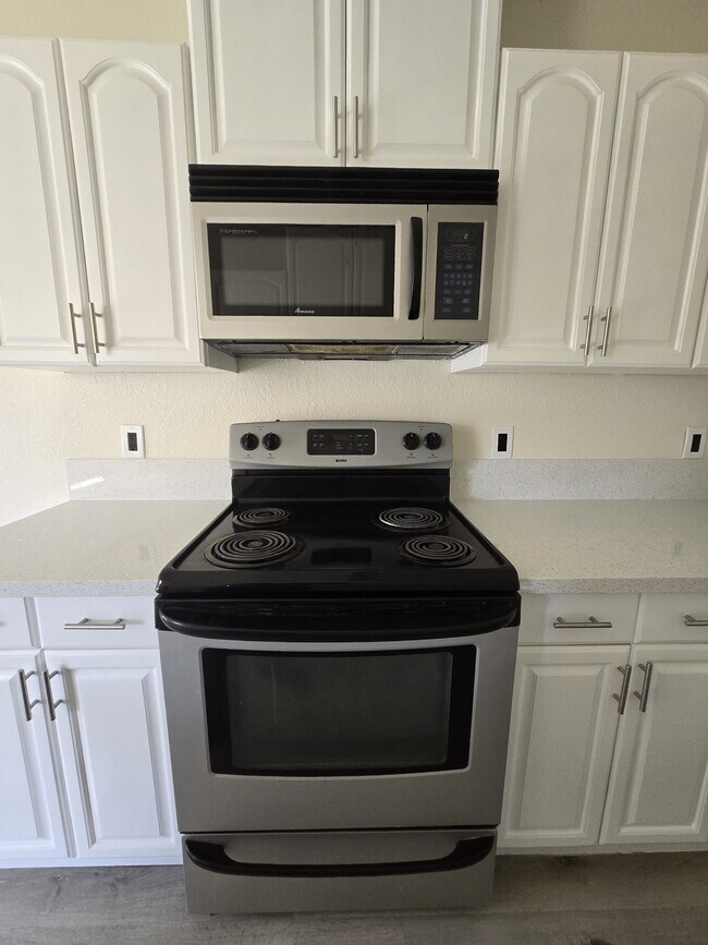 Building Photo - 300 Brookside Ln