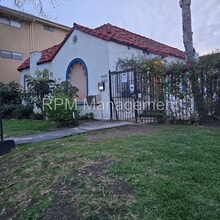 Building Photo - 831 1/3 N Formosa Ave