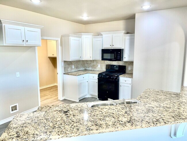 Building Photo - Beautiful 3-Bed Oasis with Granite Touches in Lubbock – 1650 Sq. Ft. of Comfort!