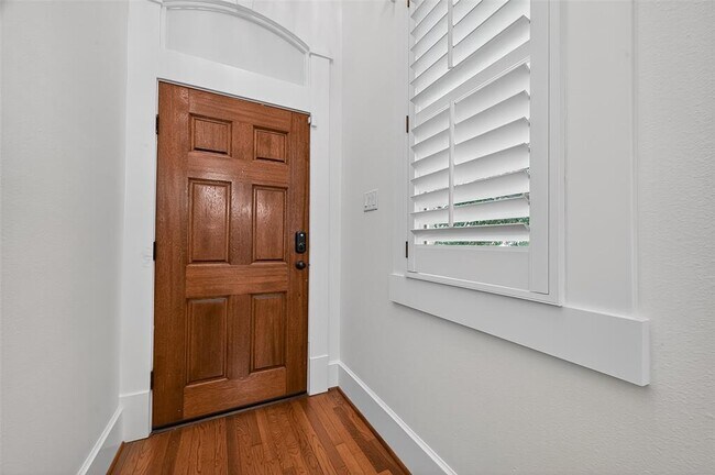 Building Photo - 1042 W 25th St