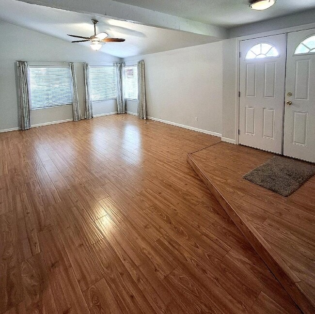 Building Photo - 1304 Camelot Dr