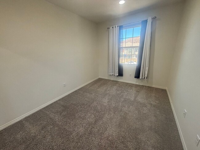 Building Photo - Stylish 3 Bedroom Home in the Gated River ...