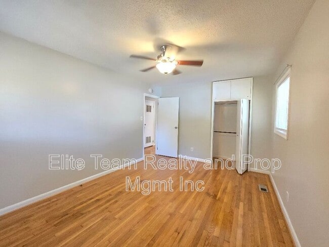 Building Photo - 910 Holly Dr