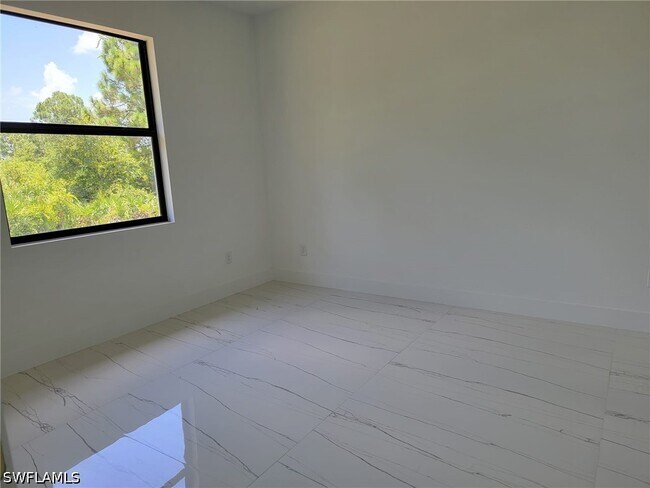 Building Photo - 886 Milwaukee Blvd