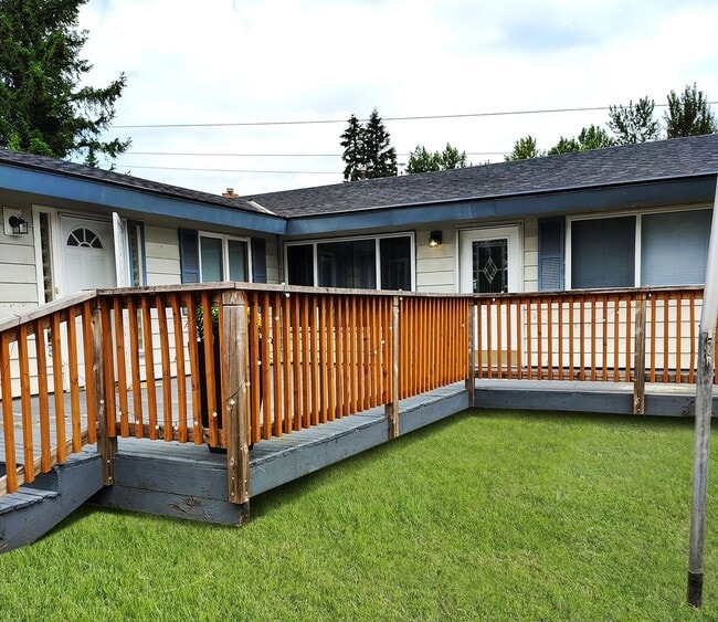 Building Photo - ******* FANTASTIC HOUSE RAMBLER-STYLE in f...