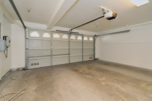 Building Photo - 2 WEEKS OFF SPECIAL..BEAUTIFUL 4 BED 3 BATH UNIT!!!!!