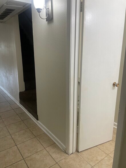 2bed 1.5bath town home - 675 Wooddale Blvd