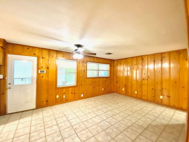 Building Photo - Single Family Home