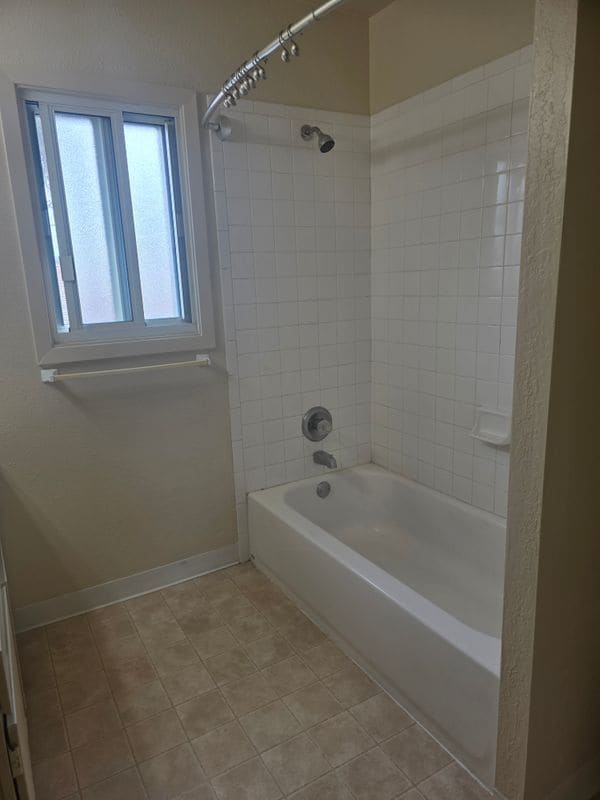 Building Photo - 420 Dela Vina Ave