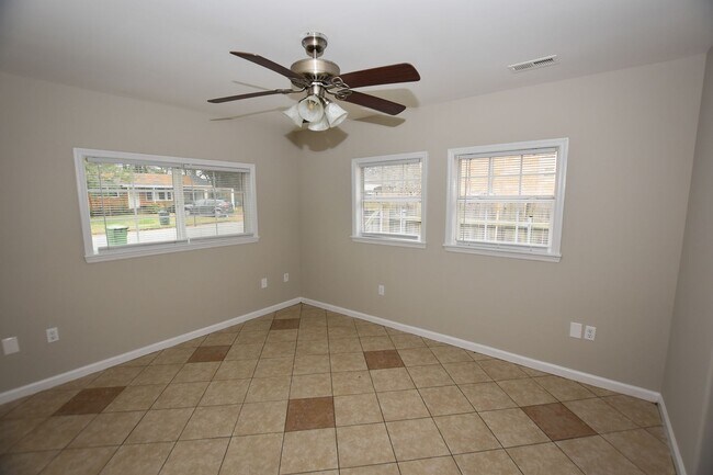 Building Photo - 4 Bedroom / 3 Bath Single Family Home