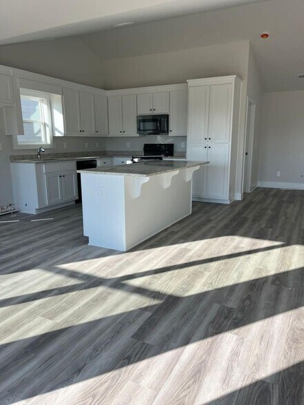 Building Photo - 166 Lake Meadows Dr