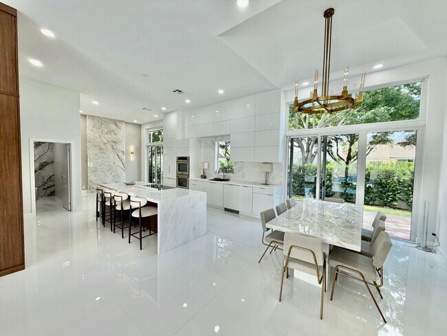 Building Photo - 17311 Bermuda Village Dr