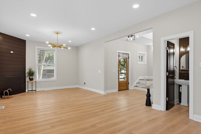 Building Photo - 136 S Spencer Ave