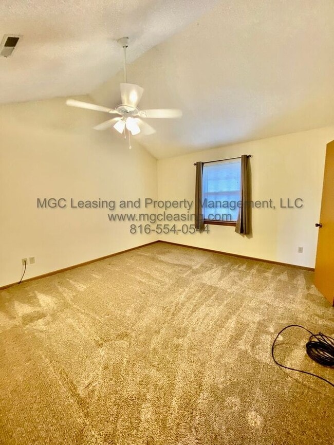 Building Photo - Spacious Lee's Summit Townhome- Sign a 15-...