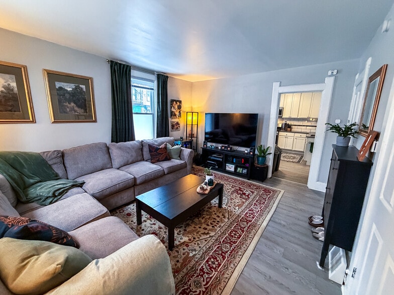 Living Room - 2477-2479 N Dousman St