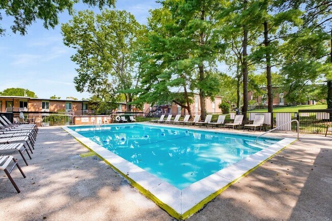 Building Photo - 2601 Hillsboro Pike