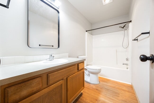 Building Photo - 5Bed/2.5 Bath home available in SE Portland