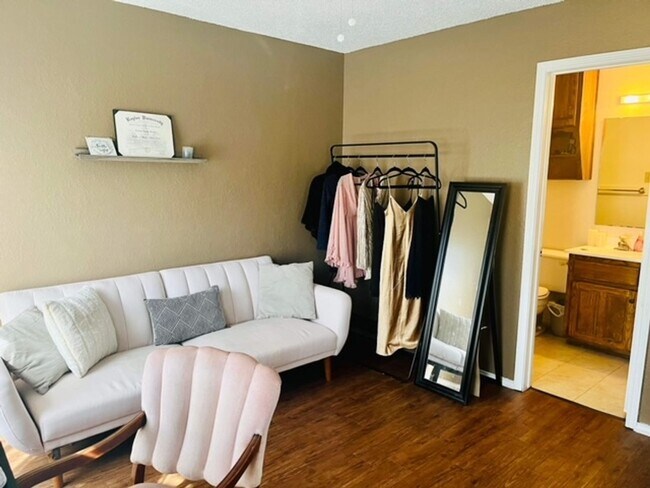 Building Photo - 2 Bd / 2 Ba Townhome Minutes Away From Campus & Downtown!