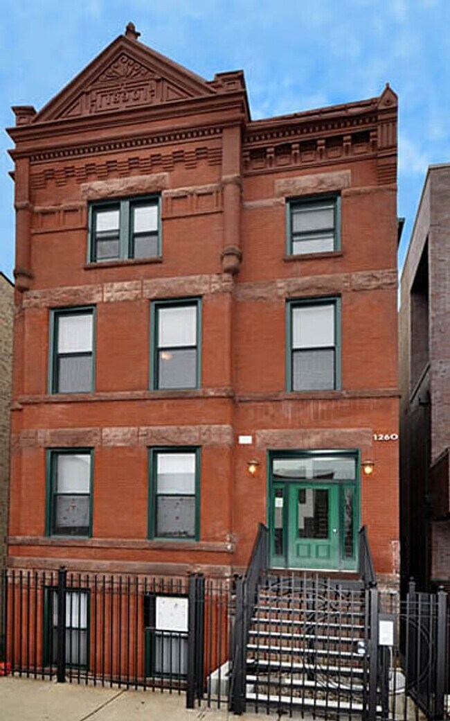 Building Photo - Nice Wicker Park 2 Bed. Big Bedrooms. All New. Close to the EL. Laundry. Free Internet. Patio Space.