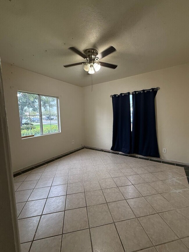 Building Photo - Beautiful 3-Bedroom Home in Shafter!!!! Spacious Layout, Basement, Carport & Large Backyard! Prim...