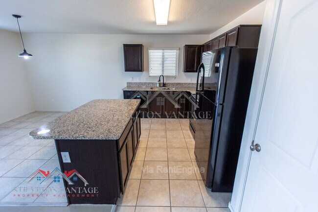 Building Photo - 5926 E Oasis Blvd