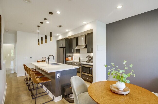 Building Photo - Welcome to your modern La Mesa townhome wi...